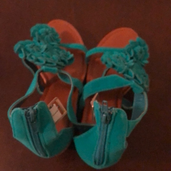 Shoes - Picture 2 of 3